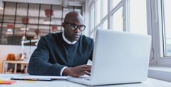 black person using laptop(JetMag)