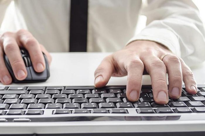 Japanese Cyber Security minister has never used a computer