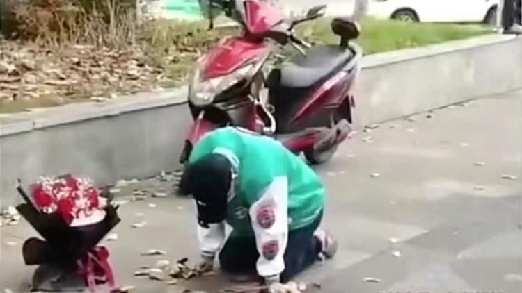 Heartbroken man kneels in front of ex-girlfriend’s office for 21 hours to beg for reunion