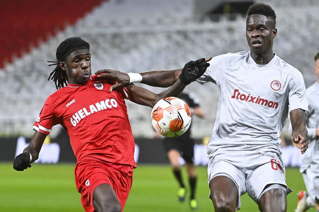 Antwerp s Pierre Junior Dwomoh and Olympiacos Pape Abou Cisse fight for the ball during an Europa League game between Belgian soccer team Royal Antwerp FC and Greek soccer team Olympiacos F.C., Thursday 09 December 2021, in Antwerp, Belgium