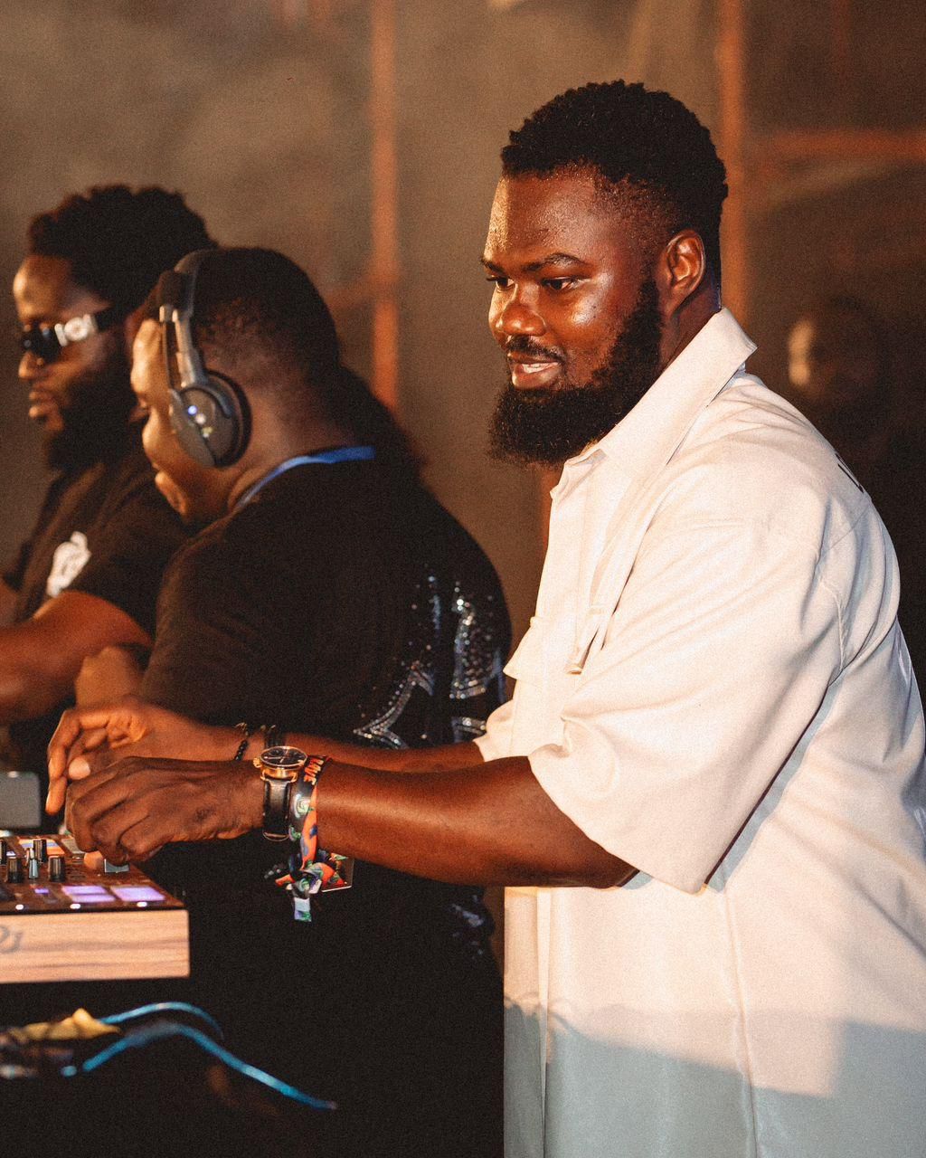 AD DJ