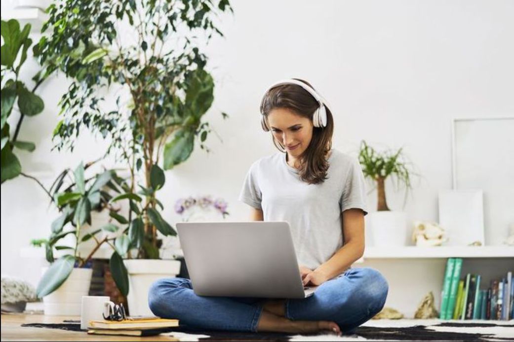 Here's why listening to music while working is a bad idea