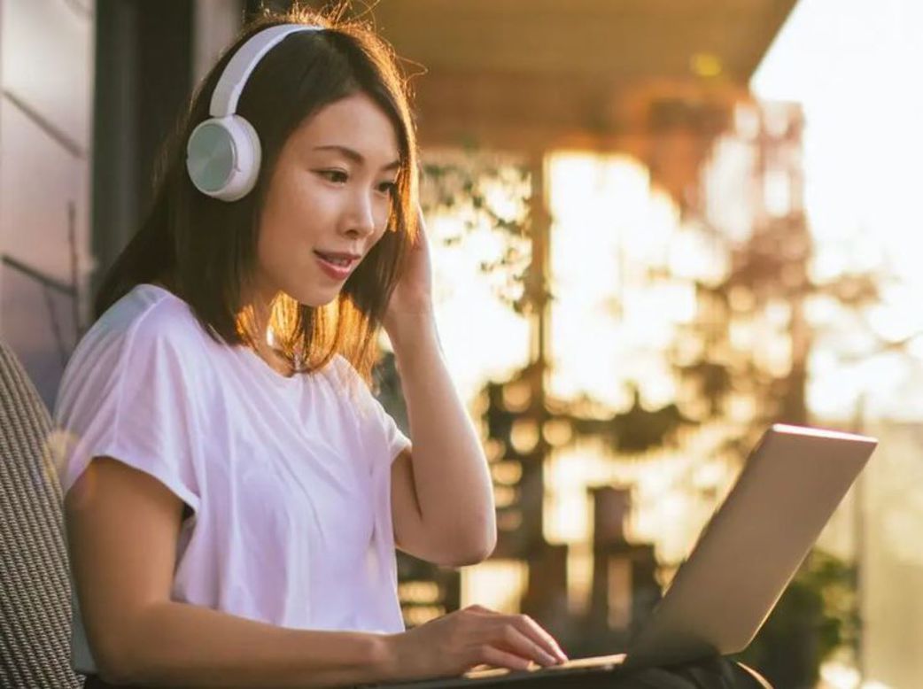 Here's why listening to music while working is a bad idea