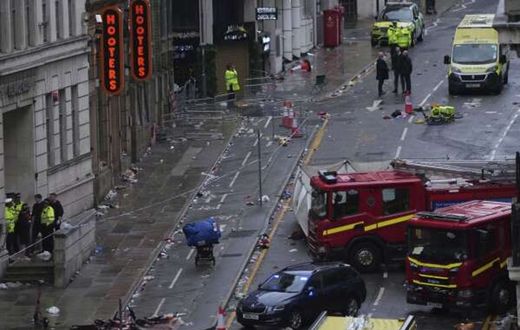 One child trapped under car that drove into crowd at Liverpool victory parade (Video)