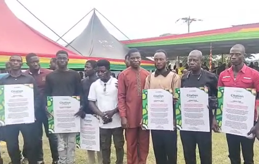 President Mahama rewards 13 residents who recovered victims with GH¢100k. Photo credit: citinewsroom