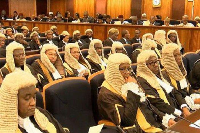 Why do lawyers wear wigs? [Quora]