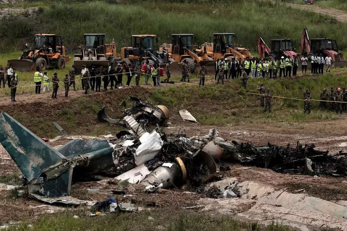 18 out of 19 die as plane bursts into flames during takeoff; only pilot survives