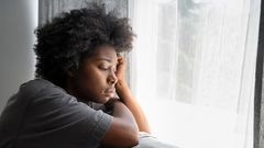 A teen struggles with low self-esteem [freepik]