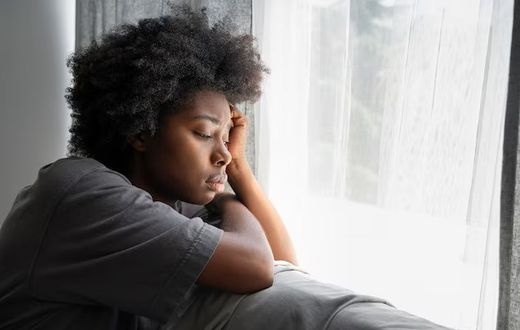 A teen struggles with low self-esteem [freepik]