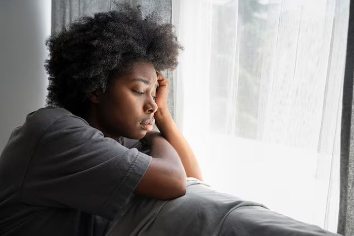 A teen struggles with low self-esteem [freepik]