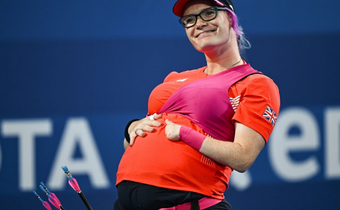 Heavily pregnant para athlete makes history by winning gold medal at Paralympic Games