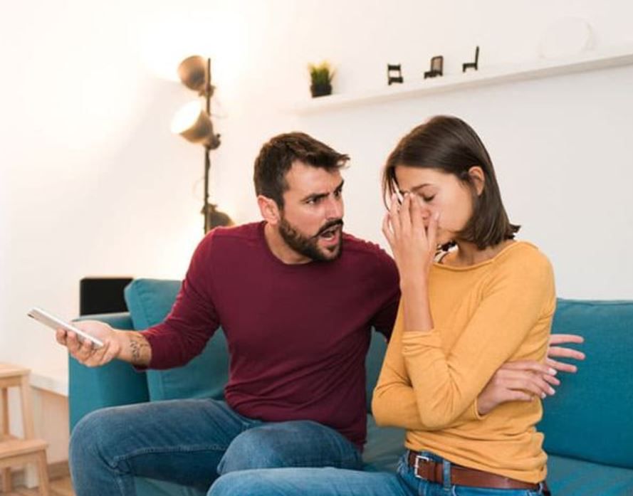 7 signs your boyfriend secretly dislikes you