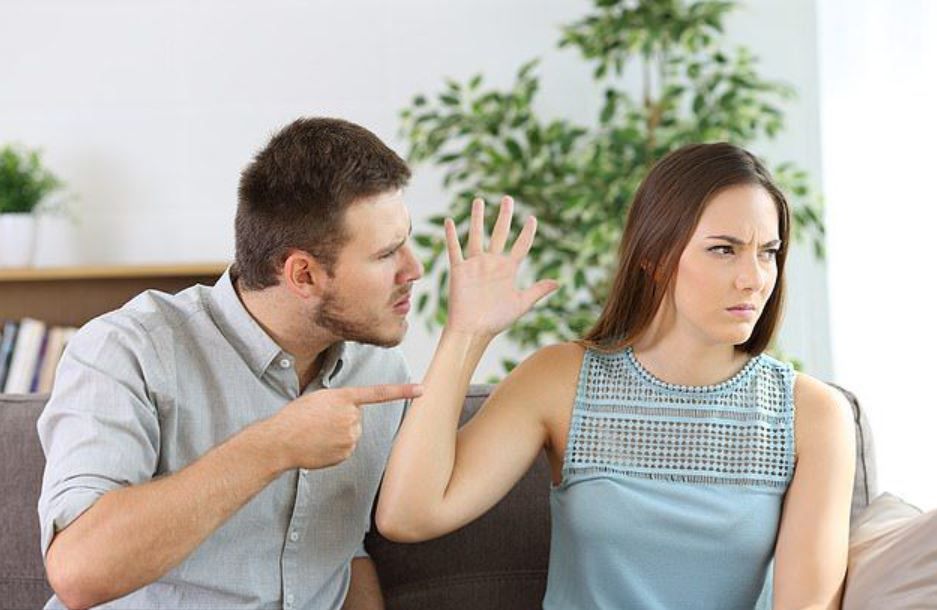 7 signs your boyfriend secretly dislikes you
