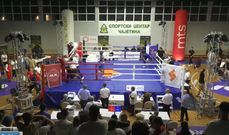 Boxing coach angrily storms ring, attacks referee during bout (Video)