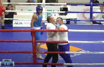 Boxing coach angrily storms ring, attacks referee during bout (Video)