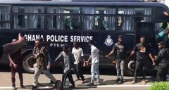Police detains protestors