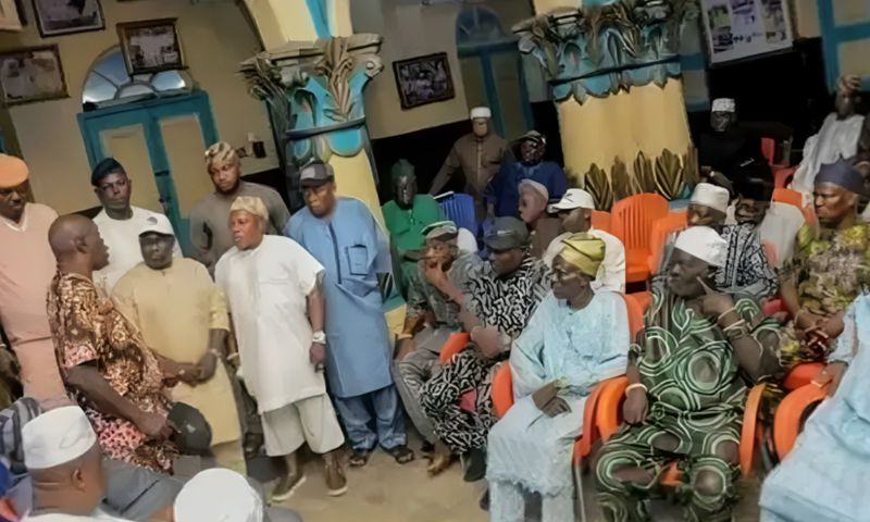 Oba Oyegbemi dethroned six palace chiefs for allegedly attending a Labour Party campaign flag-off in Apapa. [The Nigerian Tribune]