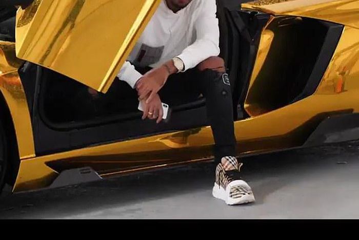 Pierre-Emerick Aubameyang decided to treat himself to a new car on Christmas  [Instagram]