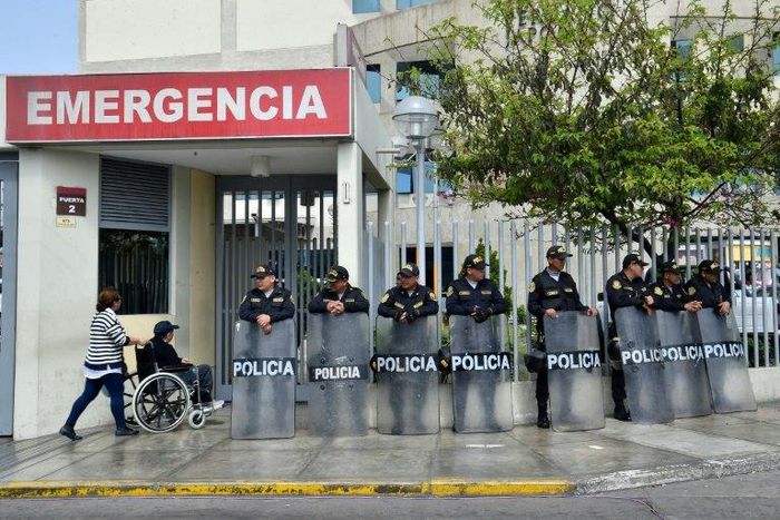 Policemen stand guard outside the Centenario Clinic in Lima on October 4, 2018, where former Peruvian president (1990-2000) Alberto Fujimori was admitted on October 3 after a court annulled his pardon.