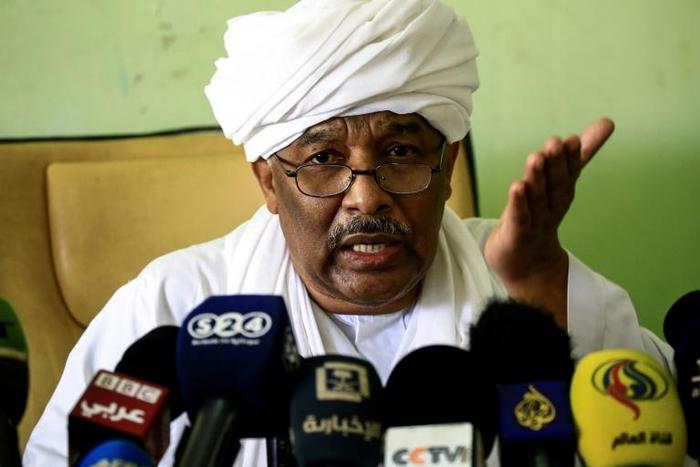 Idris Suleman, Sudan's ex-minister of international cooperation and political secretary of the Popular Congress Party, speaks during a press conference at the party's headquarters in the capital Khartoum on December 26, 2018