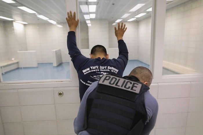 ___9194983___2018___12___13___6___00detainers-jumbo