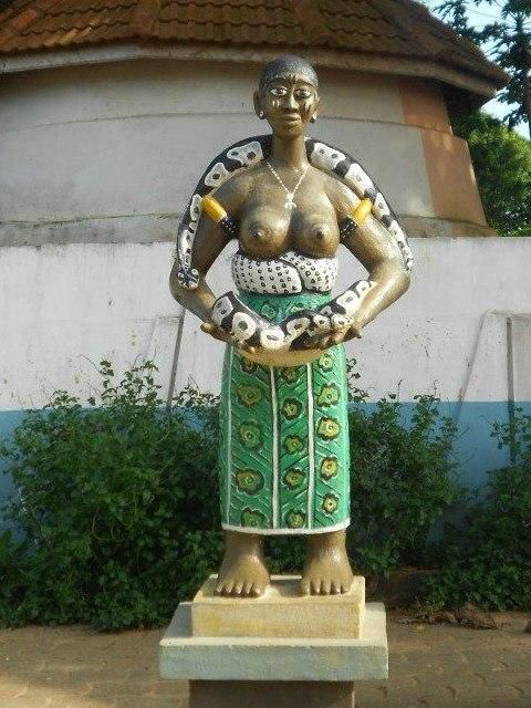 ___8928855___2018___10___2___17___benin-post-zp-temple-des-pythons-female-statue