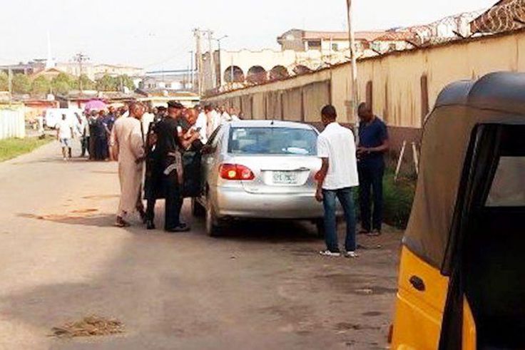 ___9115457___2018___11___17___19___Policeman+settling+dispute.+-+coretvnews