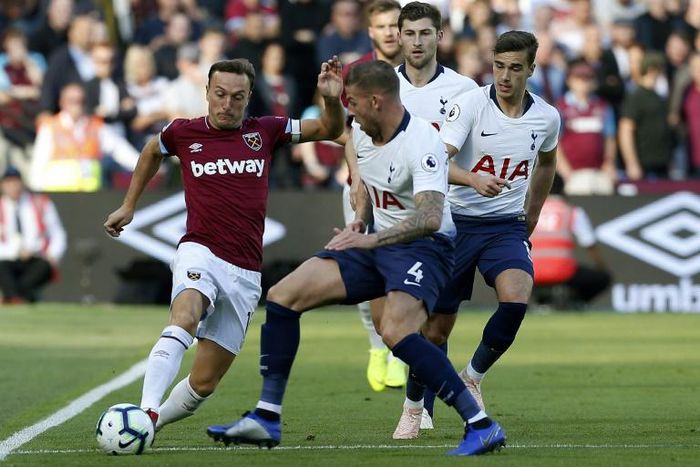 West Ham has extended the contract of captain Mark Noble