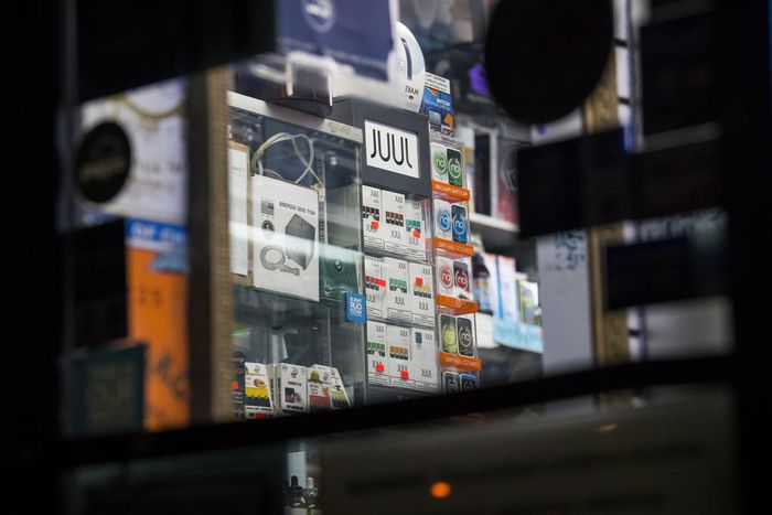 Teenagers Can't Stop Vaping Nicotine. Experts Struggle to Help.