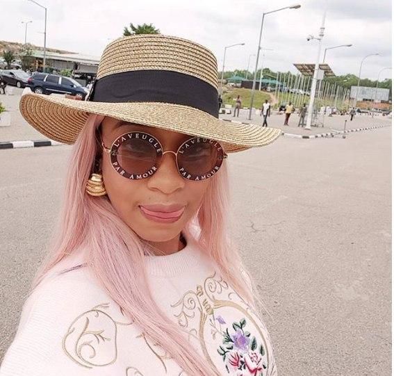 An angry Tonto Dikeh has described the services of Arik airlines as horrible, weak and unprofessional.