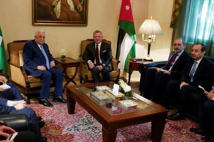 A handout picture released by Jordan's Royal Palace on December 18, 2018, shows King Abdullah II (C-R) meeting Palestinian president Mahmud Abbas (C-L) in Amman
