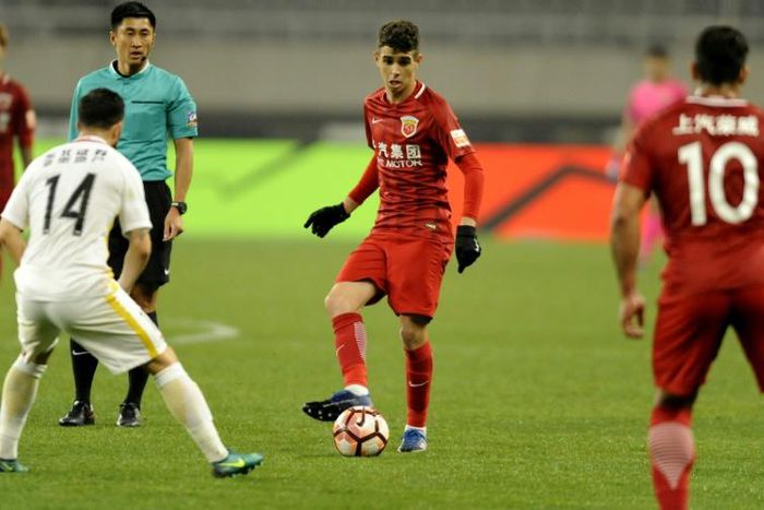 Shanghai SIPG's expensive Brazilian midfielder Oscar (centre)