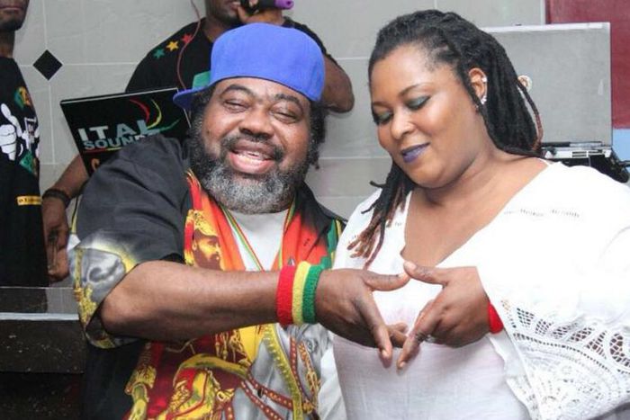 Efemena Okedi combined the role of being a wife with other duties such as managing her husband Ras Kimono and also singing in his band.