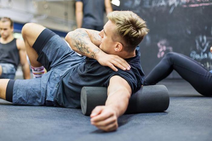 ___9110857___2018___11___16___8___man-rolling-on-foam-roller-at-health-club-royalty-free-image-686409396-1542207862