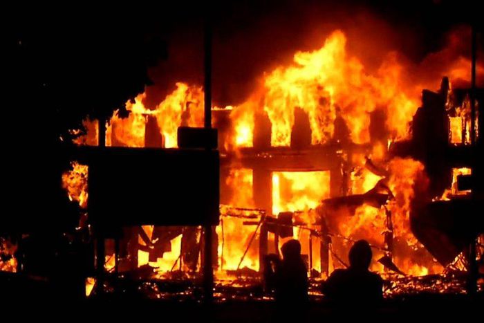 ___8988930___2018___10___17___15___Burning-building-Fire