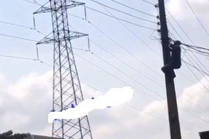 A man proves that he is quite skillful with climbing in a clip that shows him mounting a pole.