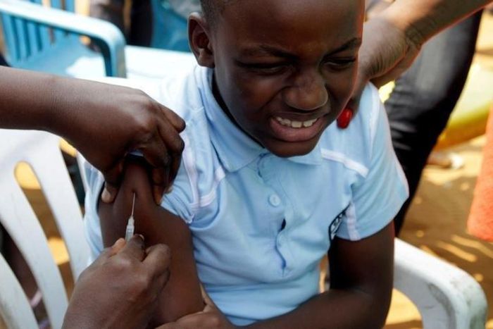 A Congolese child is vaccinated during an emergency campaign of vaccination against yellow fever in Kisenso district, of the Democratic Republic of Congo's capital Kinshasa, July 20, 2016. REUTERS/Kenny Katombe