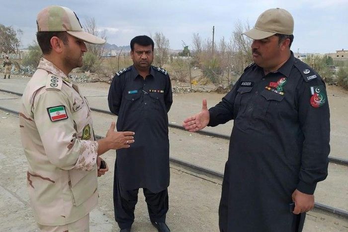 Iranian (L) and Pakistani security officials meet at Zero Point in the border town of Taftan on October 16, 2018, the day jihadists seized 12 Iranian security personnel near the border