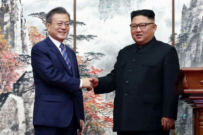 South Korean President Moon Jae-in (L) advocates talking to the North's leader Kim Jong Un to push him to denuclearise