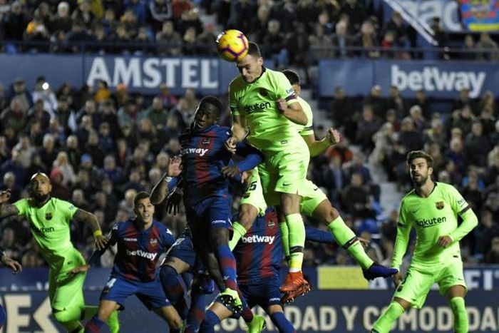 Barcelona's Thomas Vermaelen is expected to be out for four weeks