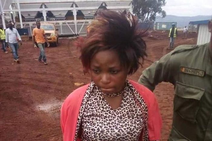 A lady suspected to have killed her friend has been arrested by the police in Cameroon. She is accused of stabbing the deceased in the neck.