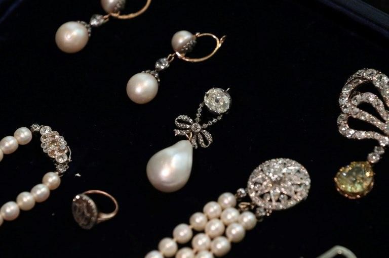 A fine natural pearl and diamond necklace is meanwhile priced at $40,000-70,000, while a double ribbon bow diamond brooch is estimated at $50,000-80,000