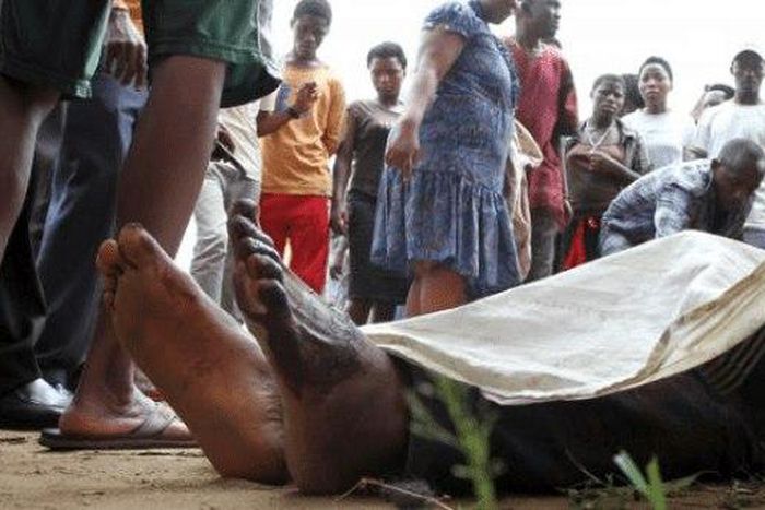 A man has reportedly turned up dead after a mob descended on him for theft.