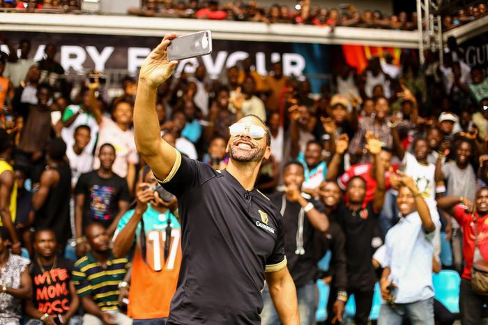 Rio Ferdinand joins extraordinary football fans for live EPL game