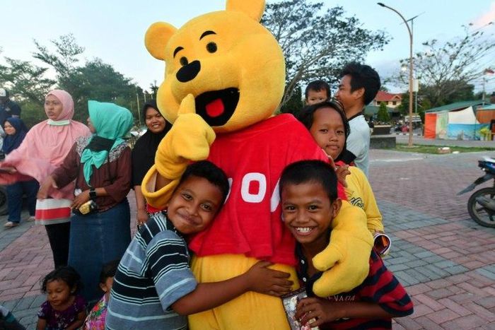 Volunteers from around Sulawesi have descended on Palu to cheer up the kids reeling from the deadly earthquake and tsunami that devastated the city last month