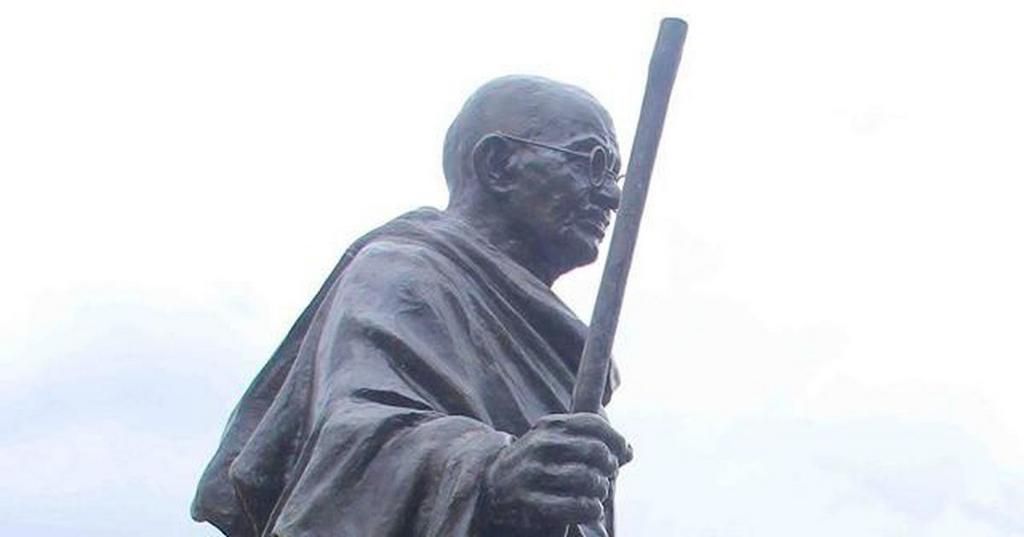 ___9201938___2018___12___15___3___gandhi+statue+scroll