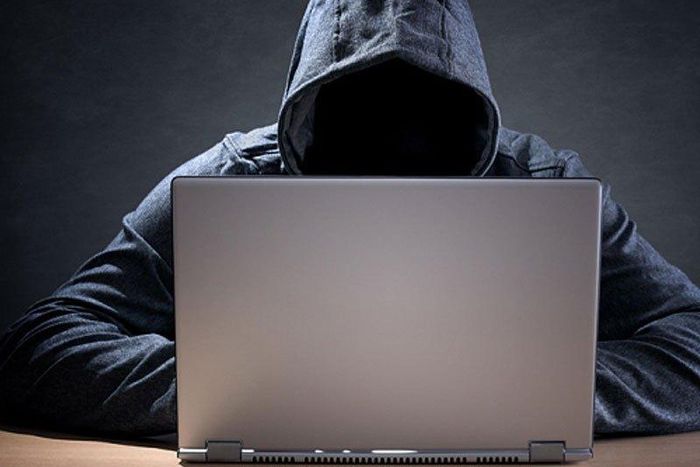 White man tries to shoot Yahoo boys through the phone