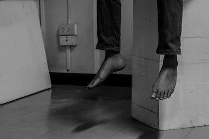 ___9147849___2018___11___28___21___Suicide+by+hanging.+-+Shuttershock