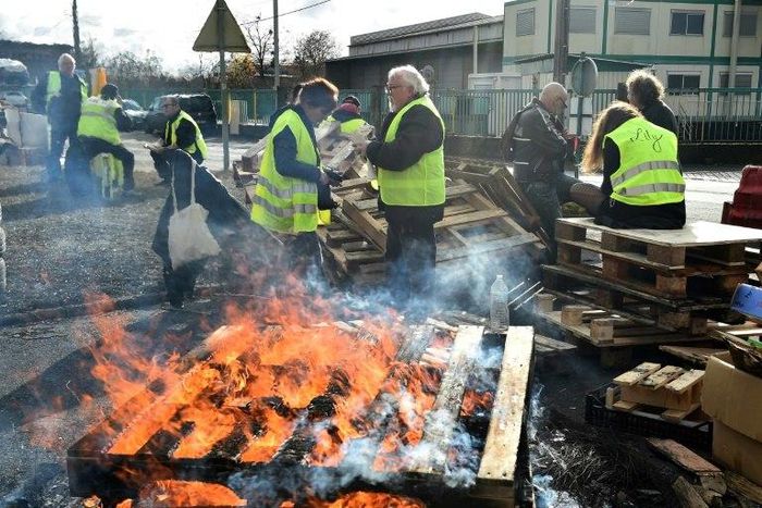 "Yellow vests" blocked access to an oil depot in Le Mans on Tuesday. "Emmanuel Macron is a little boy who's never been told ‘you shouldn't do that’. The guy thinks he's God!" one of them said