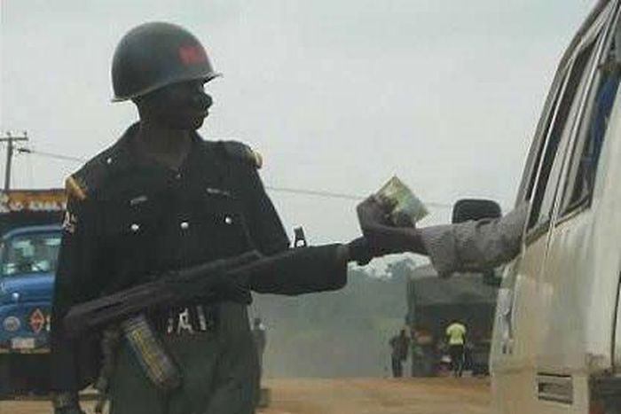 A policeman reportedly kills a motorist because of a bribe.